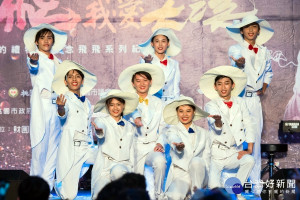 模仿鳳飛飛的團體在「想念飛飛紀念音樂會」中表演鳳飛飛的經典歌舞。