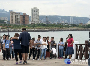 民政局於淡水漁人碼頭舉辦今年第3場未婚聯誼「summer 遇見幸福」活動，希望讓參與者認識合適對象覓得良緣。（圖／民政局提供）