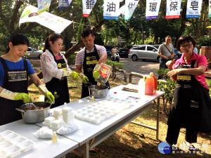 南投縣中興新村大樹日， 民眾蒐集回鍋油製作環保皂，一起護樹愛地球。 