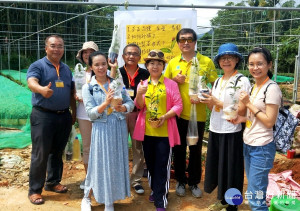 南投縣鹿谷鄉小半天休閒農業區辦理「一日農夫」體驗活動，讓遊客深度體驗農村樂趣。