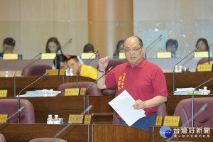 市議員劉勝全反映，業者多將線路暫掛在雨水下水道，寬頻管道設置至今沒有被善用。。(圖／桃園市議會提供)
