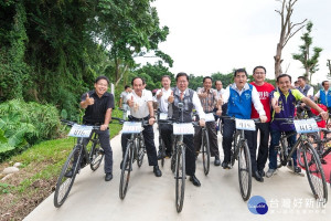 桃園市長鄭文燦參加「大漢溪山豬湖生態親水園區工程竣工典禮」，和與會貴賓們一起騎自行車。