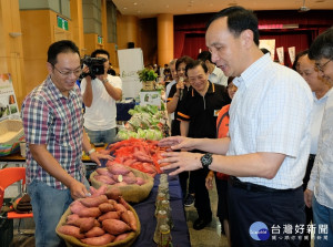 朱立倫市長到場關心媒合情形，希望大家多多選購有機蔬果，以行動來支持有機農業的發展。（圖／記者黃村杉攝）