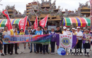 北港警分局結合轄區獅子會及中華陽光推展關懷協會等社團，舉辦「關懷青少年反毒詐及交通安全健行活動」，宣導反毒打詐。