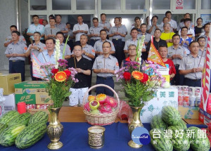 北港警分局長廖志明率同內外勤主管及民防中隊長蘇錦塗、義警中隊長陳上元、志工中隊長黃鴻祺及警友會主任林德明等，懷抱感恩之心，祈願轄境平安、百姓康樂。