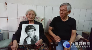 現年87歲的陳賴玉昭（左），手捧先夫陳茂根的照片，與長子陳耀東回憶「八二三臺海戰役」。（圖／王瓊玲提供）
