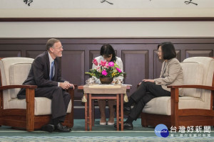 中華民國總統蔡英文23日上午接見新任AIT處長酈英傑時，除了表示相信以台美兩國，一定會持續深化雙邊夥伴關係，一起為區域和平穩定努力外，也再度抨擊中國近來對台灣的種種作為，已衝擊區域和平、穩定。（圖／總統府Flickr）