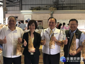 立委何欣純和官員保證太平竹筍鮮嫩。林重鎣攝