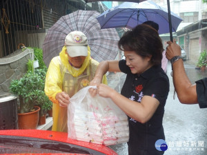 蕭淑麗至重慶二街發放便當關心災情 批涂醒哲 治水破功 雞歸被戳破