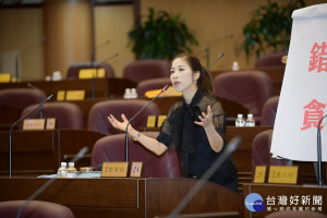 市議員舒翠玲在總質詢指出「錯誤的政策比貪汙更可怕」。(圖／桃園市議會提供)