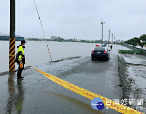 豪大雨造成部分地區嚴重淹水，北港警方動員所有警力針對低窪地區居民實施預防性勸離及安置，且協助排除路障，確保交通安全。