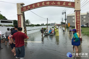 災後水位未退，台南麻豆小埤里民進到庄內得靠膠筏。(圖/記者黃芳祿攝) 