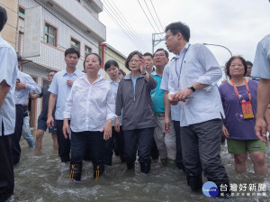 搭雲豹勘災被災民嗆下車涉水　小英：怕委屈就不要做總統了（圖／翻攝蔡英文臉書）
