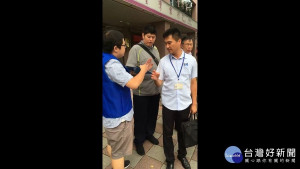 針對媒體詢問清晨東奧正名公投人士找台北市長柯文哲簽名，怎麼沒有簽？柯文哲強調，東奧正名是一個民間發動的活動，他願意表達尊重，但是他自己很不喜歡用這種暴力脅迫，或是叫囂的方式，要求別人要表達政治意見。（圖／Facebook羅宜）