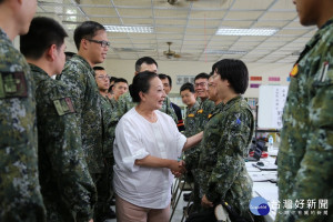 張花冠縣長感謝國軍弟兄全力協助嘉義縣災後復原，提供人民實質的幫助