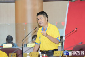 市議員李雲強在市政總質詢建議，市府應於A7站附近另尋空地設置集會所，並加開公車班次，滿足居民通勤需求。(圖／桃園市議會提供)