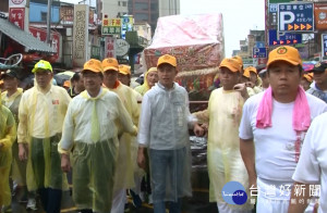 風雨無阻千人參與 城隍威巡遶境賑孤