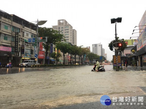 高雄昨夜遭到暴雨轟炸，多處傳出淹水災情（圖／翻攝許立明 市長臉書）