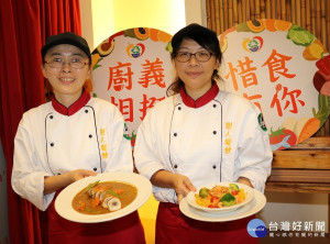 樹人家商為了響應新北市的惜食分享網，餐飲科師生到惜食廚房做菜給長輩享用。（圖／社會局提供）