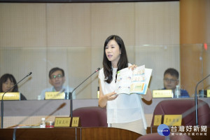 市議員萬美玲指出，桃園過去三年體育老師「0開缺」，不但在六都吊車尾，也讓體育人才外流。(圖／桃園市議會提供)