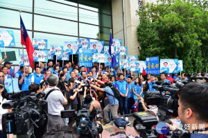 陳學聖在國民黨副主席曾永權、立委、中常委、現任議員及市議員參選人等的陪同下，完成市長選舉候選人登記。

