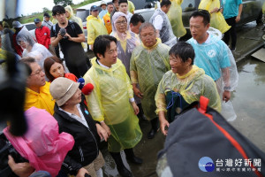 行政院長賴清德三度視察嘉義縣災情，宣布以工代賑方案鼓勵民眾參與在地家鄉重建