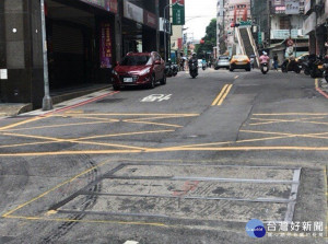 板橋公所全區降埋雨水下水道機械孔，讓路面更平整以提升通行安全及美化市容景觀，圖片係改善前、後之對照圖。（圖／板橋區公所提供）