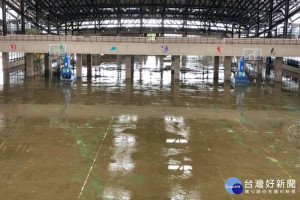 真理大學麻豆校區體育館積水已抽乾。