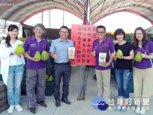 農糧署南區分署姚志旺分署長(左3)、麻豆農會孫慈敏總幹事(左1)，參觀蔴鑽農坊文旦柚、柚子蔘相關加工產品，讚譽有加。