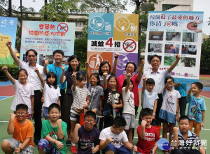 副市長呂衛青到新莊區思賢國小，於新莊幼兒園巡視開學前防疫準備工作，並與思賢國小的學生們一同參與登革熱 防治宣導。（圖／記者黃村杉攝）