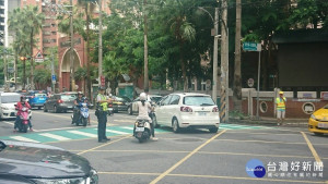 蘆竹分局規劃派遣員警執行交通疏導、路況查報及驅離取締違規停車，，以確保學童上、下學安全。