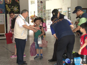 開學日走訪校園 邱鏡淳關心學童議題