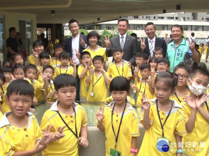 關埔國小新生入學 林智堅探訪新校園