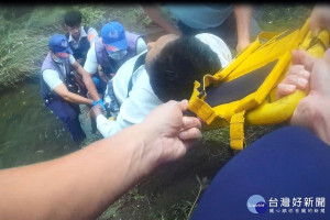 警消緊急出動將跌入大水溝中已經昏迷的男子送醫。