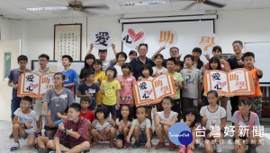 台灣世界展望會「兒童烹飪班」成果發表，感謝愛心企業立勇實業關懷贊助，亦呼籲持續分享愛心幫助貧童穩定上學。（記者陳昭宗拍攝）