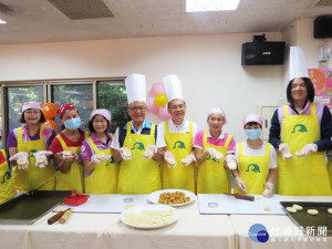 縣長等人化身糕餅師父促銷幼安教養院月餅。（記者許素蘭／攝）