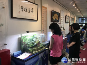 大里公所二樓展出書法和植物聯展。林重鎣攝