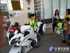 參加小小警察營小朋友騎警用機車。林重鎣攝