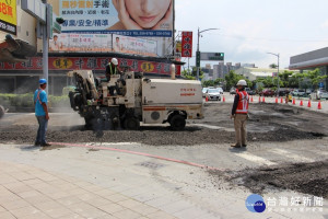 市長許立明視察一心和平路口路面復原情形。（圖／高雄市政府提供）