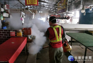 台中市持續對抗登革熱，NS1快篩已普設112家並掛上紅布條識別，主動發掘病例，一旦發現快篩陽性，立即進行化學噴藥防治與孳生源清除，防治廣度也擴增為熱區病例居家或活動範圍方圓400公尺。（圖／台中市衛生局）