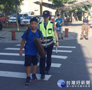 北港警方積極強化校園安全機制，除加強內外圍巡簽工作，另著重上下學交通秩序維持整理，並特別注意校園周遭易生危害處所之查察。（記者陳昭宗拍攝）