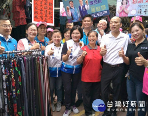 高雄市長候選人的韓國瑜陪同雲林縣長候選人張麗善前往斗六西市場掃街拜票，並參加縣黨部的婦女座談，獲得支持者熱情的加油打氣。（記者陳昭宗拍攝）