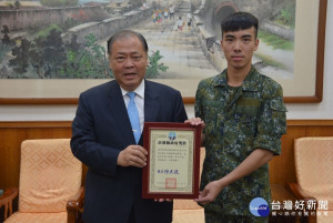 澎湖防衛指揮部上兵蔡宏毅於日前自台北搭機收假返回部隊途中，實施CPR適時拯救機上休克民眾性命，縣長陳光復頒獎肯定義舉。