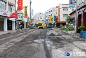 市長許立明視察前鎮區草衙二路。（圖／記者何沛霖攝）