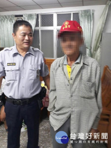 老翁騎車出門不慎迷途，幸好警方獲報及時予以協助及細心照料，警方積極為民服務的態度，深獲家屬肯定。（記者陳昭宗拍攝）
