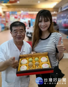 中秋佳節將至，台糖量販愛心不落人後，號召會員一同親手做月餅，捐給鄰里弱勢家庭，歡迎會員愛心響應作公益。（記者陳昭宗翻攝）