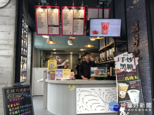 台中市一中街及益民商圈特約飲料店業者配合環保局設置「愛心飲料提袋」免費借用服務。（圖/臺中市府環保局）