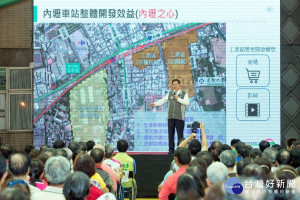 桃園市長鄭文燦於「桃園軌道建設前期宣導—鐵路地下化」說明會中說明鐵路地下化的期程與未來發展。