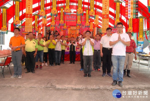 彰化市長邱建富帶領大家對著139線道祭拜。