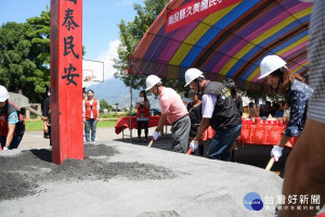 信義鄉久美國小校舍重建，林縣長與與會人員參與動土儀式。